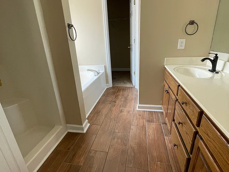 219 Yorkshire Dr — Photo 20