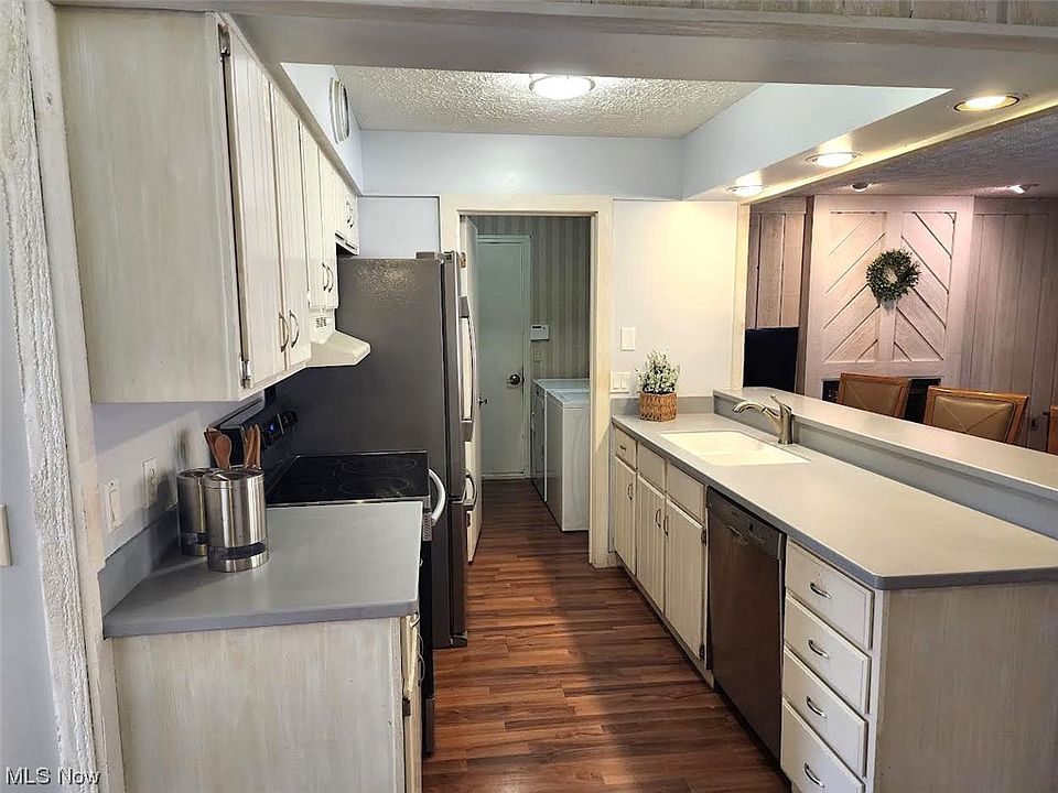 8307 Quail Point Ln Mentor OH Zillow