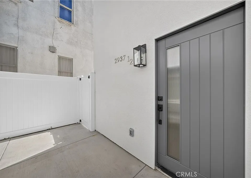 2937 1/2 10th Ave