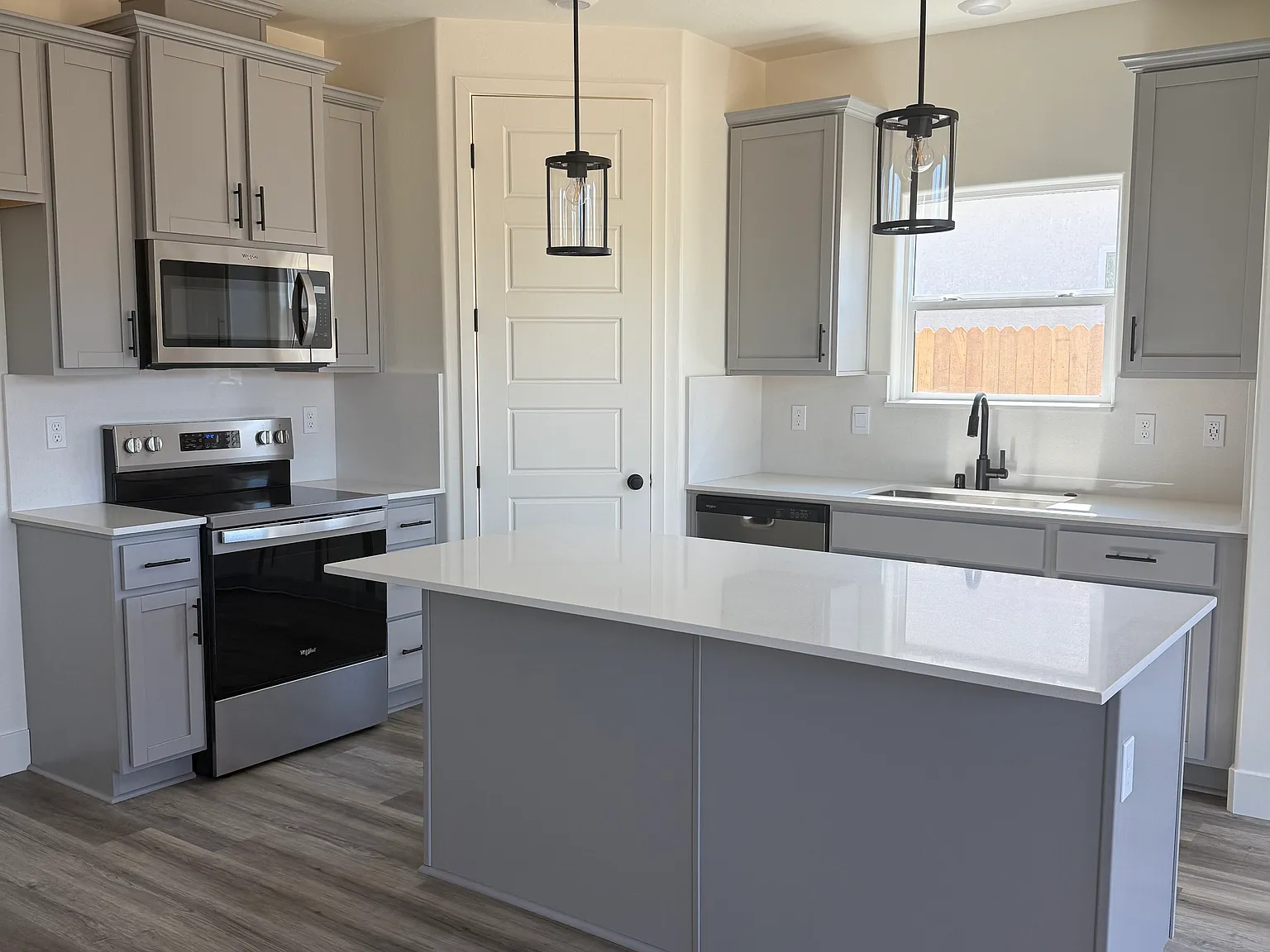 4 bed, 1509 sqft, $2,450 — Photo 2
