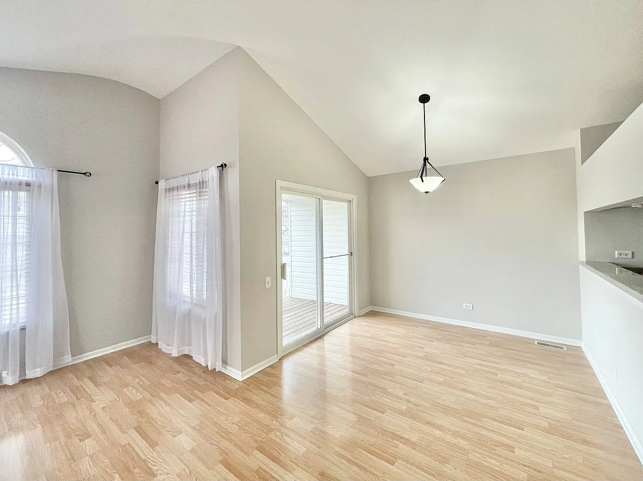3 bed, 2.5 bath, 1562 sqft, $2,500 — Photo 4