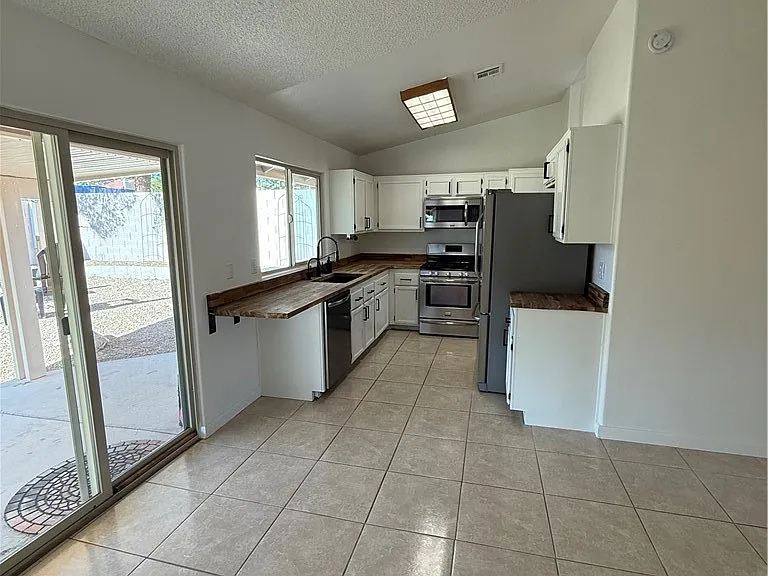 488 Chelsea Dr — Photo 4