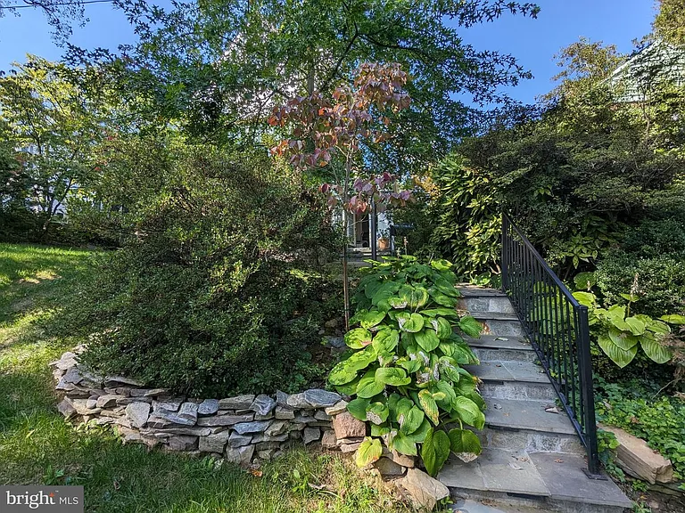 4910 Crescent St — Photo 2