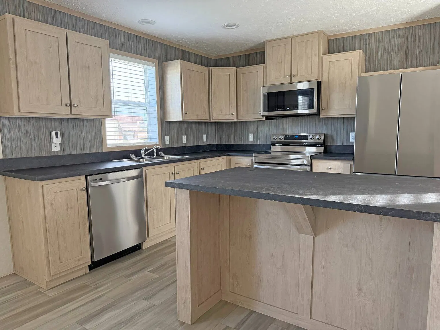 3 bed, 2.0 bath, 1140 sqft, $1,100 — Photo 1