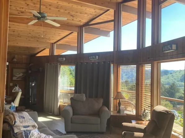914 Marina Heights Rd, Brookings, OR 97415