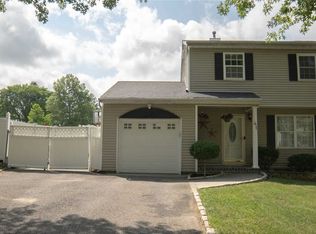 41 Oak St, Central Islip, NY
