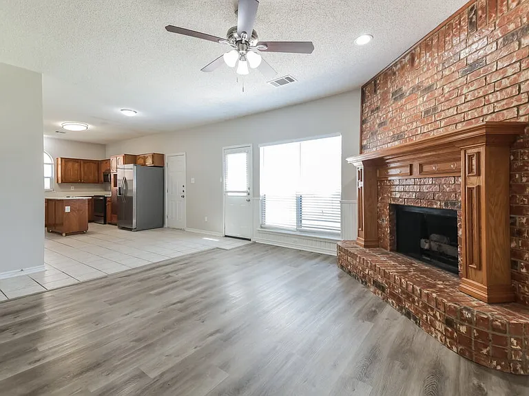 6902 Graham Dr — Photo 5