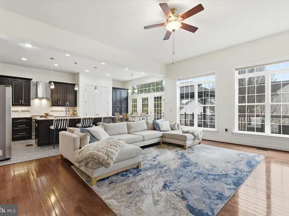 16216 Radburn St, Woodbridge, VA 22191