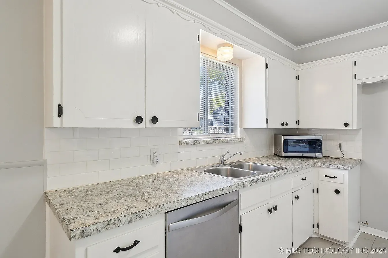 3 bed, 1.5 bath, 1359 sqft, $1,600 — Photo 4