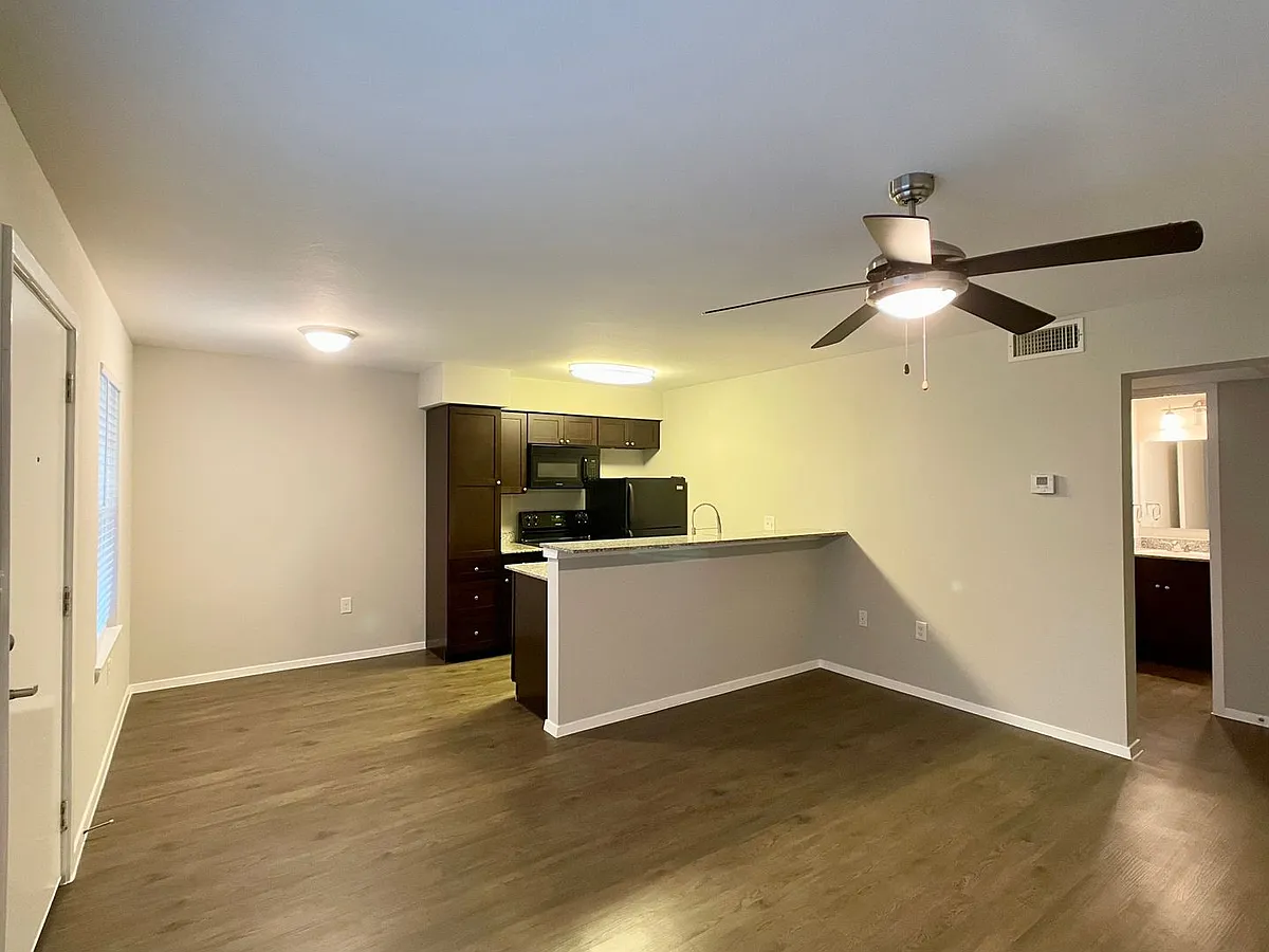Building Photo - 910 Duncan Ln #17