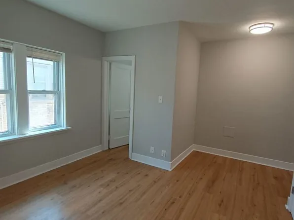 Lower East Side Milwaukee Studio and One bed Apartments- Flexible Lease Terms, 1020 E Pleasant St APT 115, Milwaukee, WI 53202