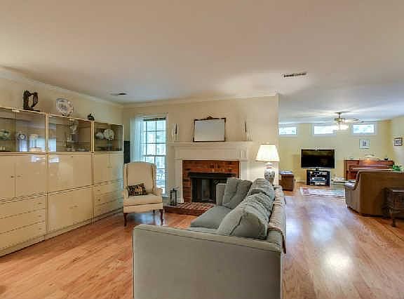 5th image of 708 Sugartree Ln