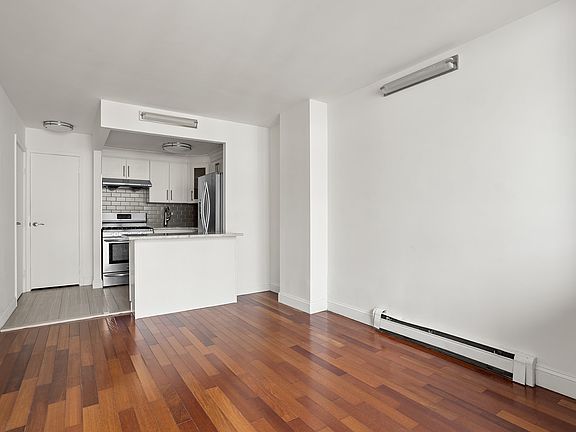 3rd image of 122 Elizabeth St APT 6D