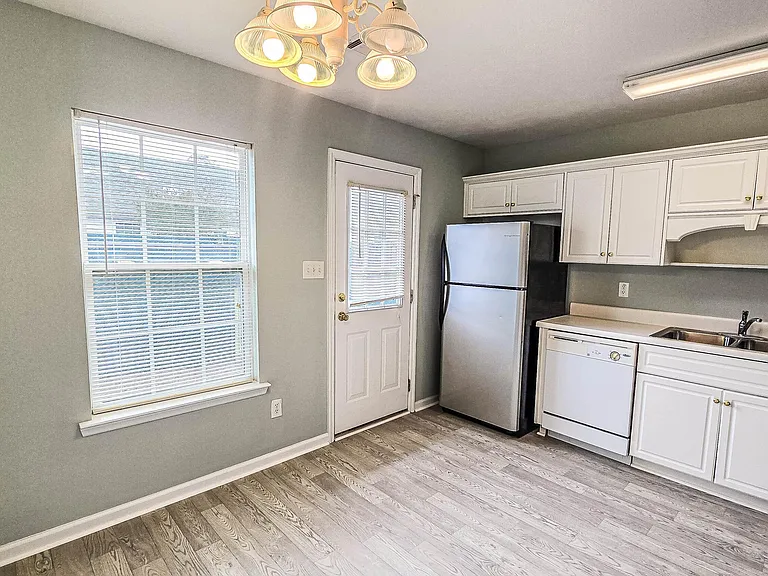 726 Creekside Dr — Photo 15