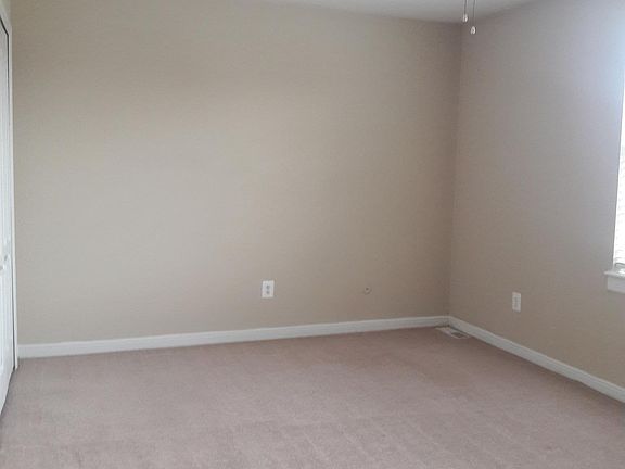 5th image of 302 S Amsterdam Ct