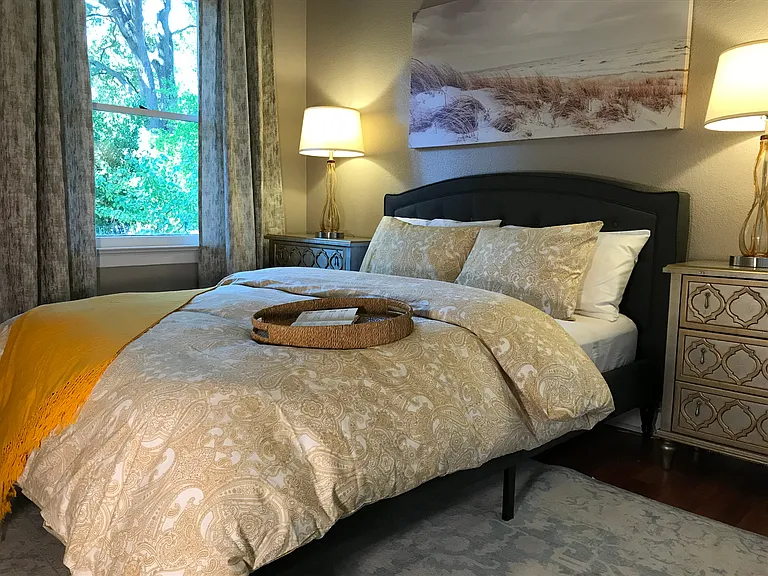 Room 2: Queen Bed