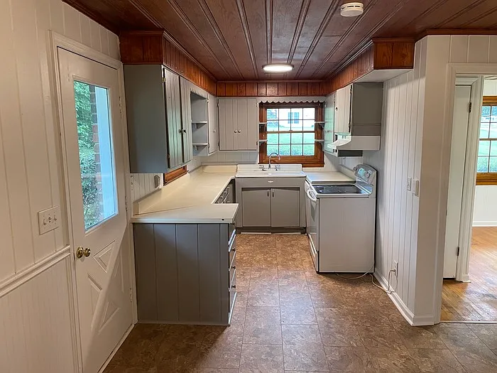 3 bed, 1.5 bath, $2,100 — Photo 2