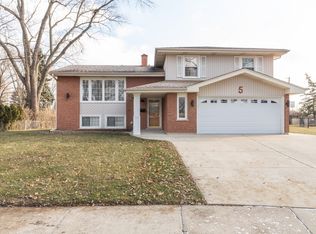 5 E Debbie Dr, Mount Prospect, IL 60056