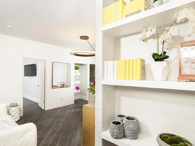 125 W Hawthorn St — Photo 1