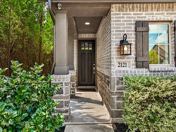 3rd image of 2121 Hobby Dr