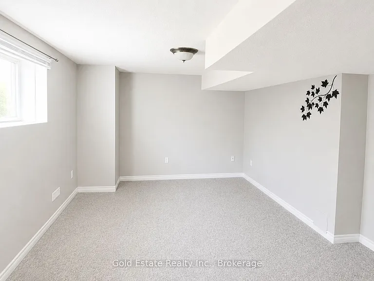 1387 Marshall Cres #LOWER — Photo 6