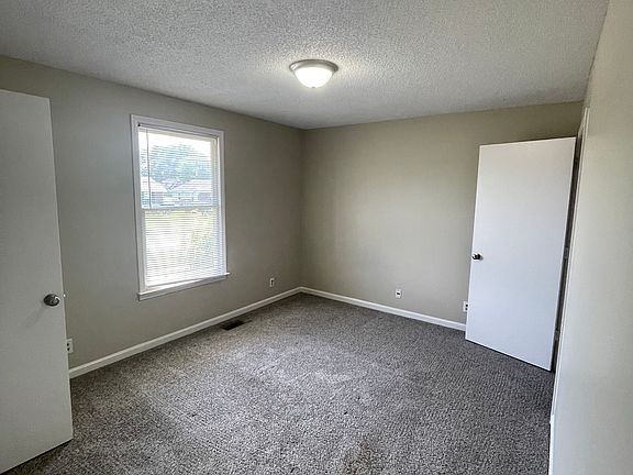 4th image of 586 Kathryn Ct