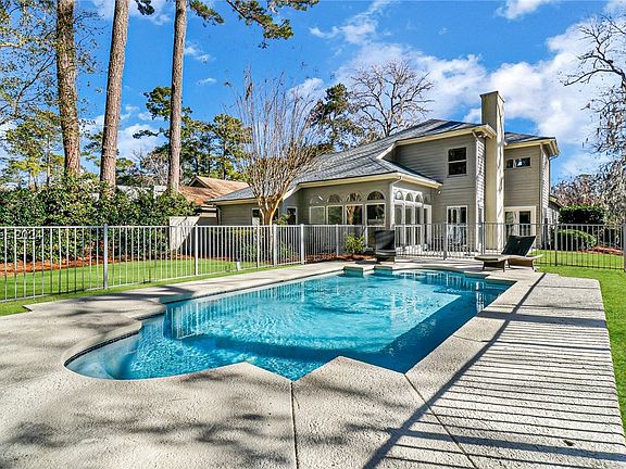 2nd image of 10 Knollwood Dr