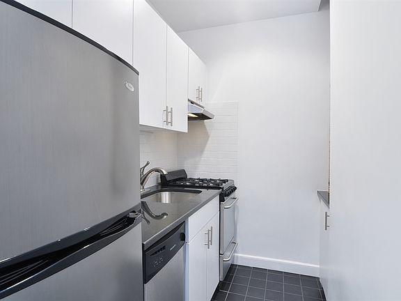 3rd image of 121 E 88th St APT 1A