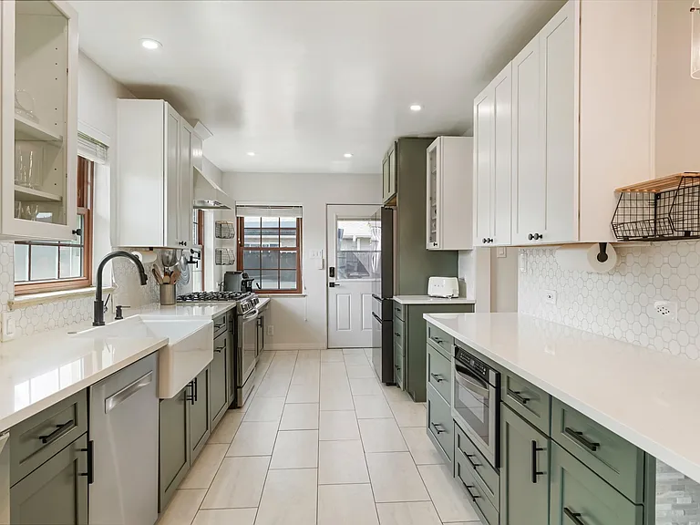 2875 Hudson St — Photo 8