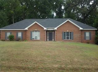 41 Laura Ln, Deatsville, AL 36022