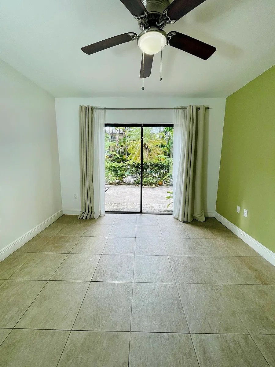 Building Photo - 585 NE 66th St #1