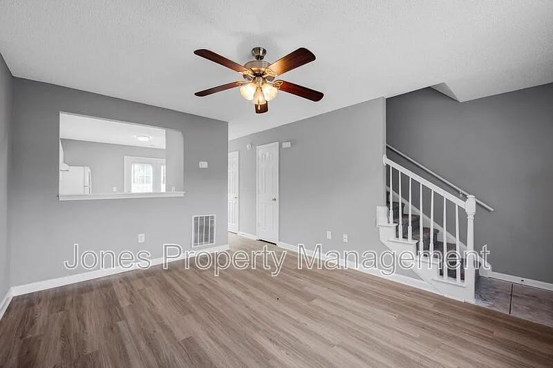 2 bed, 1.5 bath, 925 sqft, $1,305 — Photo 4