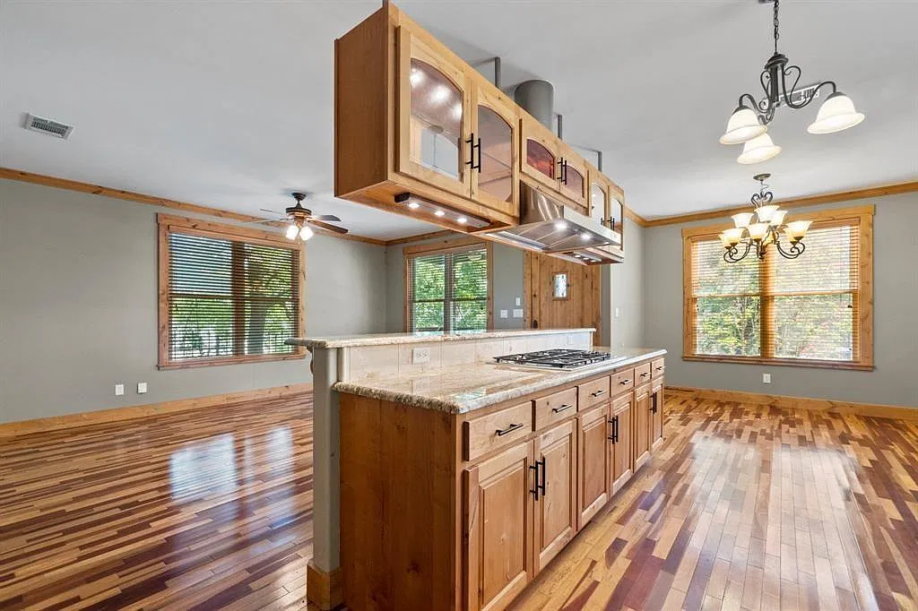 4 bed, 2.0 bath, 2655 sqft, $3,800 — Photo 2