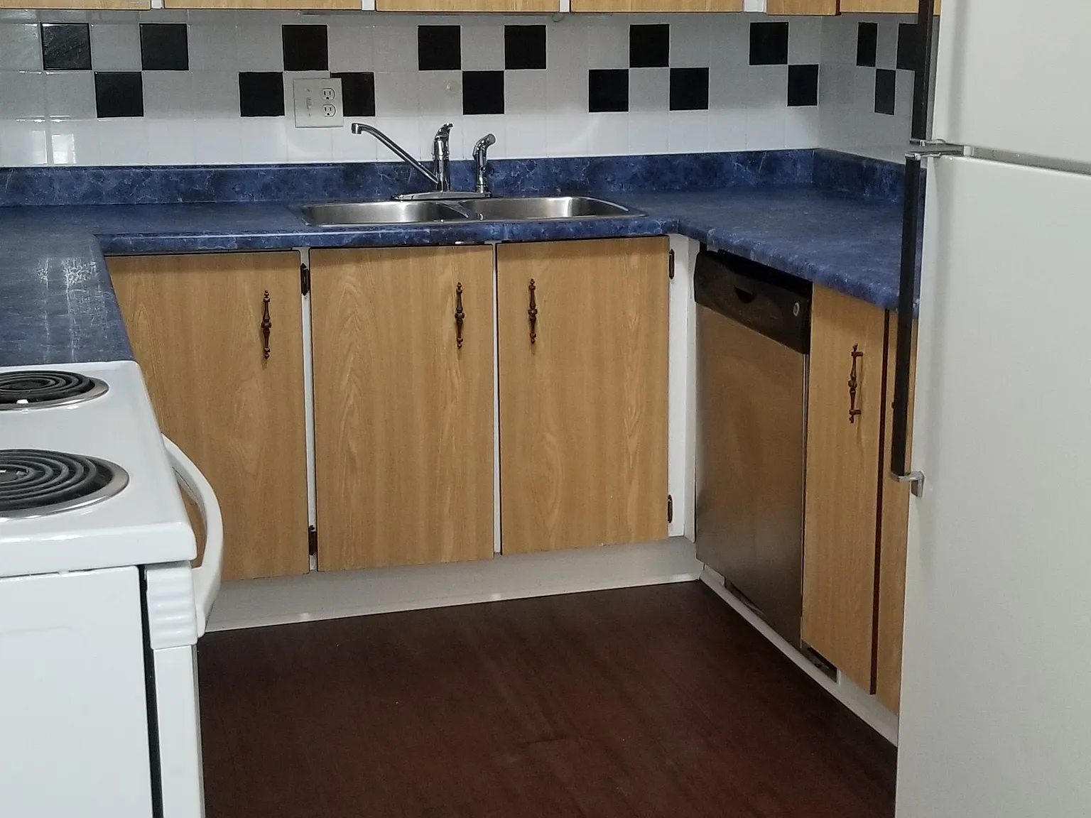 3 bed, 1.5 bath, 1279 sqft, $2,350 — Photo 2