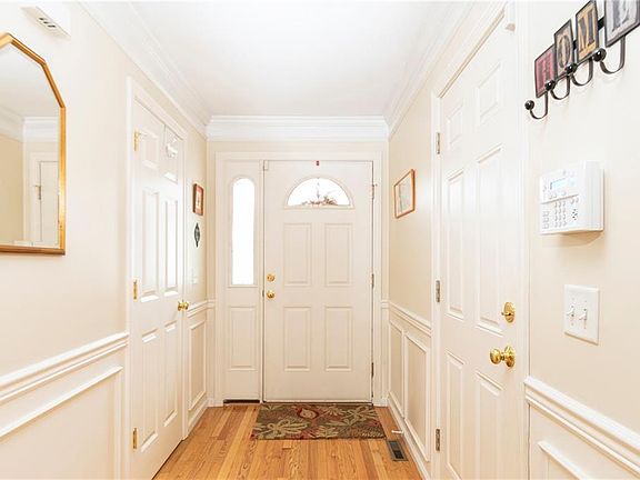 4th image of 14 W Glen Ln