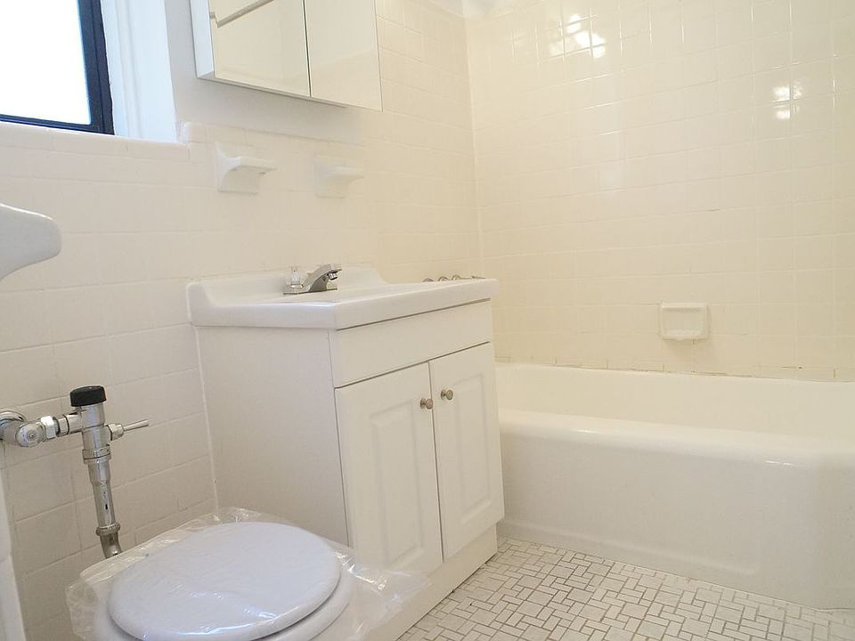 2nd image of 601 Pelham Pkwy N APT 319