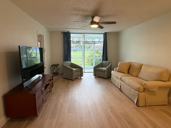 160 Turtle Lake Ct APT 109, Naples, FL 34105