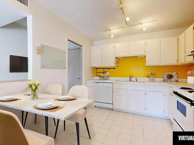 210 W Grant St #204 — Photo 2