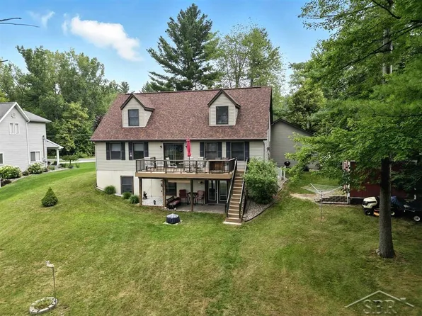 5505 N Clarence Ct, Sanford, MI 48657