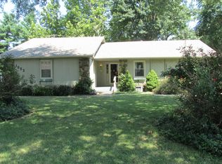 1053 E Oak Tree Ln, Springfield, MO 65810