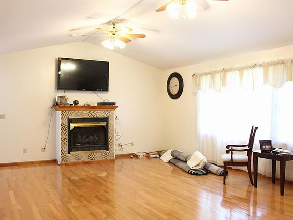 5th image of 615 Deer Lake Dr E