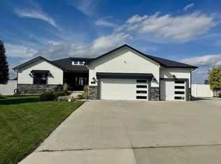 2006 Hillpointe Pl, Dodge City, KS 67801