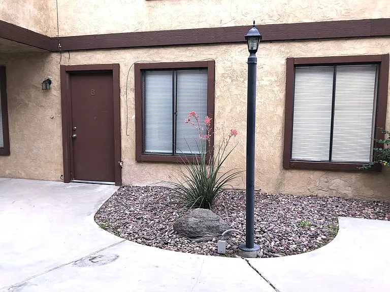 619 W Ridgecrest Blvd — Photo 2