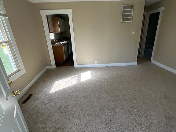 3rd image of 742 E Market St