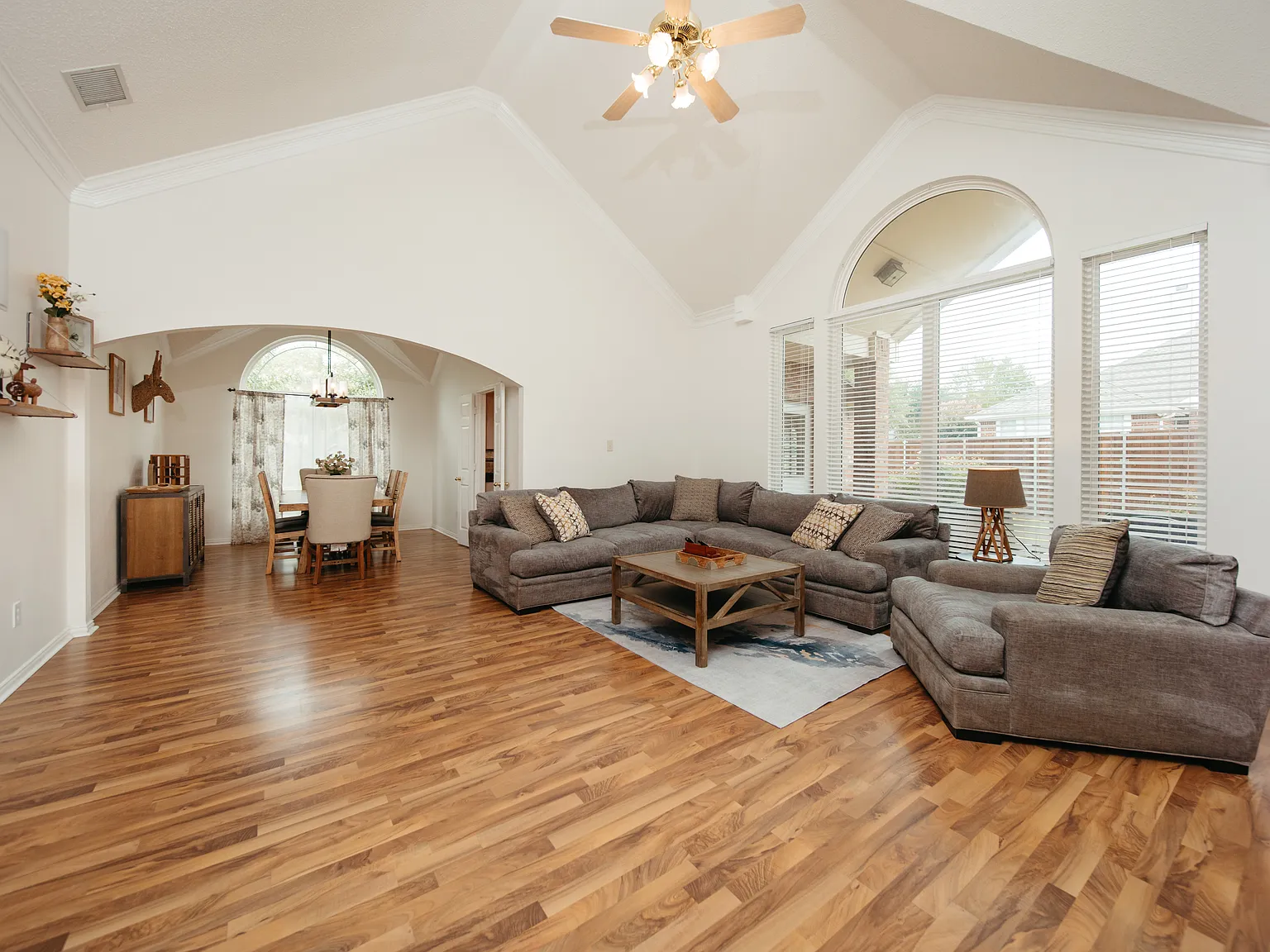 4 bed, 2251 sqft, $8,400 — Photo 2