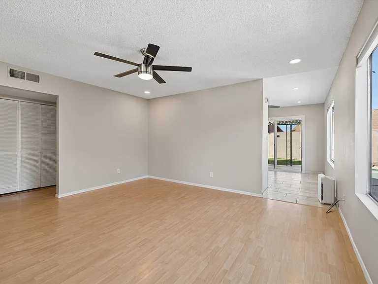 2118 S Pine St — Photo 10