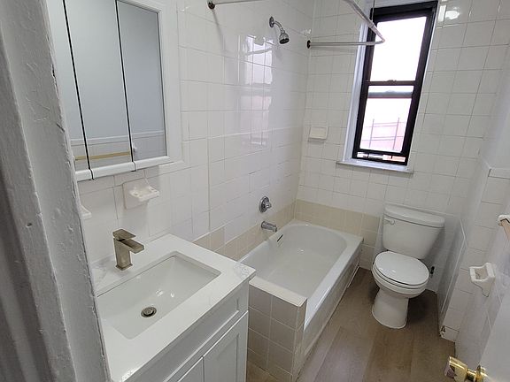 3rd image of 1522 Beach Ave APT 28