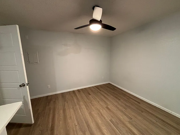 942 W Holly St — Photo 8