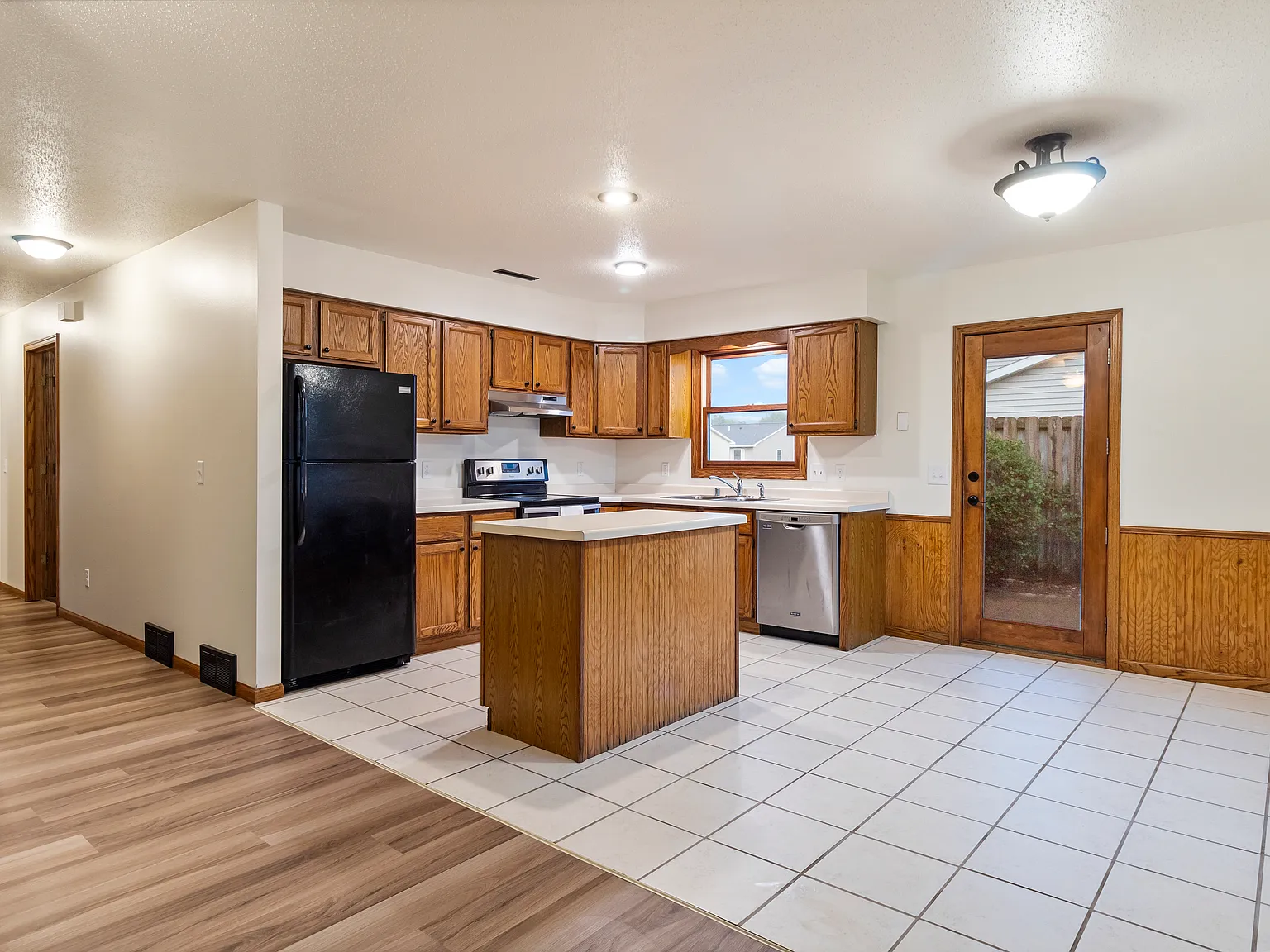 3 bed, 1000 sqft, $1,500 — Photo 2