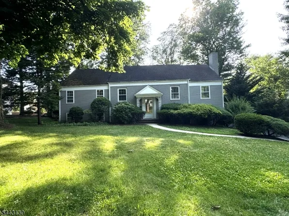 55 Tanglewood Dr, Summit City, NJ 07901